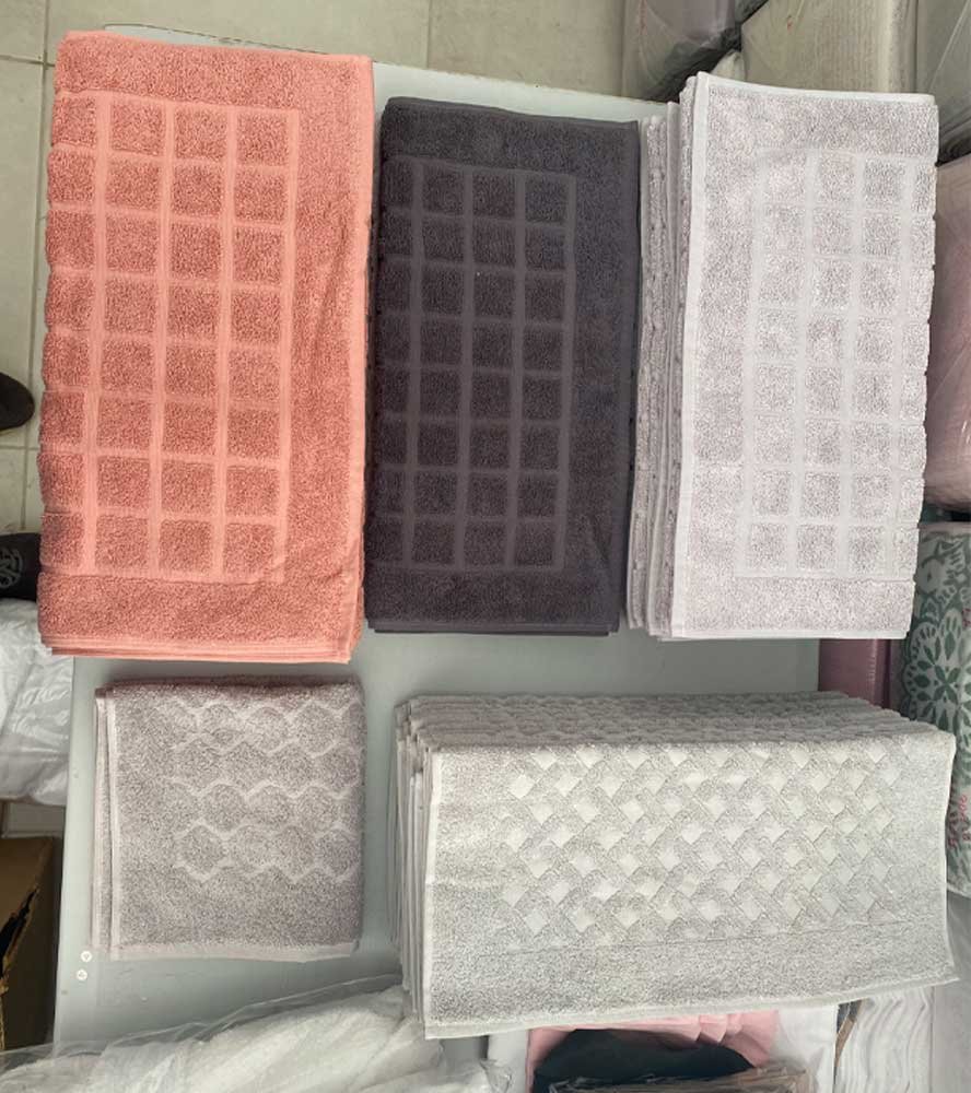 Soft cotton bath mat with elegant design